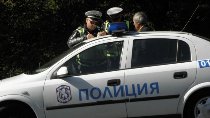 Шофьор е задържан за предложен подкуп на полицейски служители съобщиха