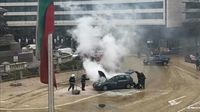 Кола пламна пред парламента тази сутрин Шофьорът не е пострадал