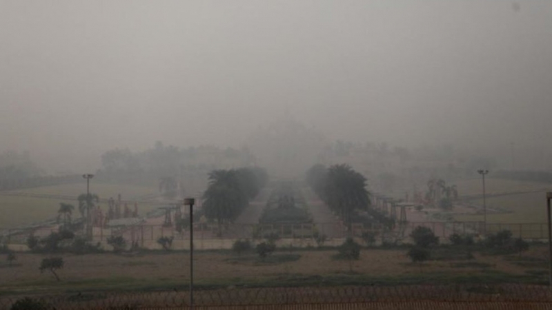 Атмосферното замърсяване в индийската столица Делхи достигна една от връхните
