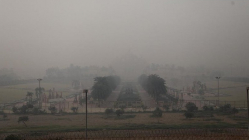 Атмосферното замърсяване в индийската столица Делхи достигна една от връхните