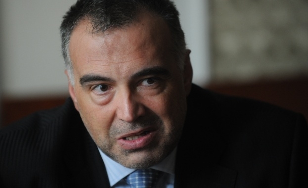 Държавата блести с отсъствието си и хората го виждат заяви