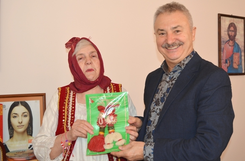 Баба Марта от читалището в село Стубел преди всички закичи