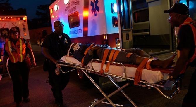 Един човек загина и трима са в неизвестност след срутването