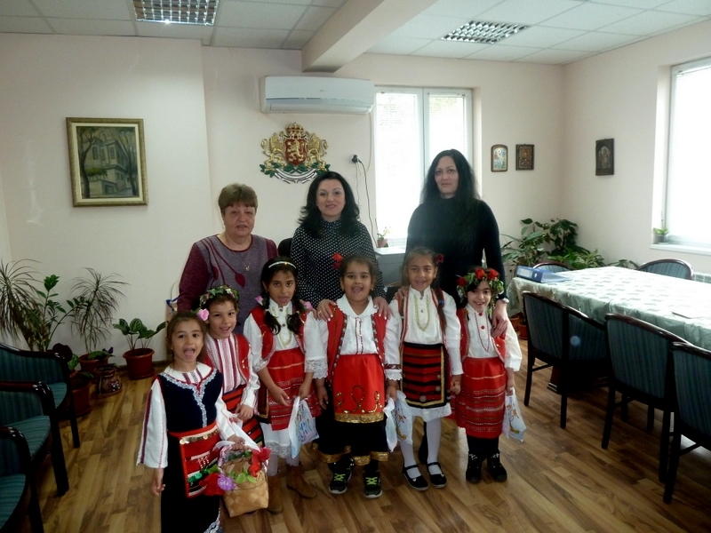 Малки лазарки от филиала в село Нивянин на детска градина