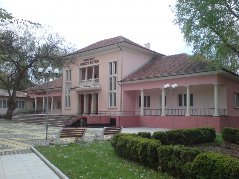 Читалище Христо Ботев във Вършец е горяло тази нощ съобщиха