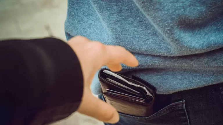 Бърз и сръчен! Хитър апаш с дебело досие обра продавач на грозде на пазара в Лом