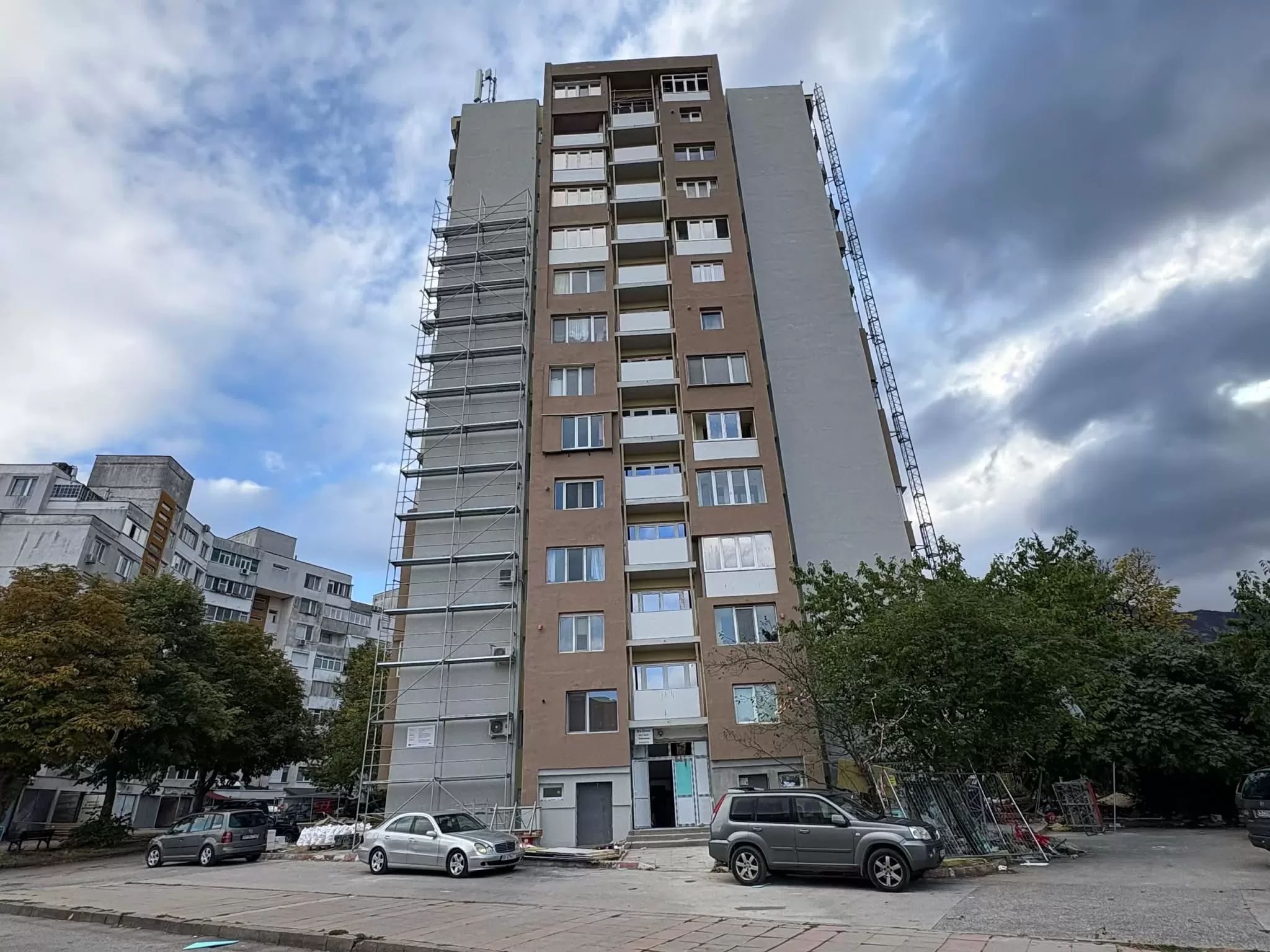 Пълен абсурд! Санират блок в центъра на Враца без изолация, живущи изреваха от поредния некачествен ремонт /снимки+видео/