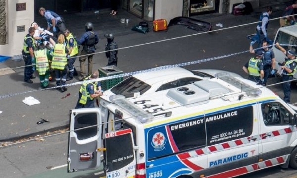 Полицията в Австралия арестува мъж влетял с колата си върху