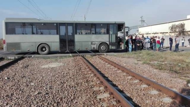 Служебен автобус на Винпром Карнобат току-що блокира жп линията София-Бургас