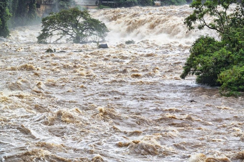 Най малко 20 души загинаха в наводнения и свлачища в Южен