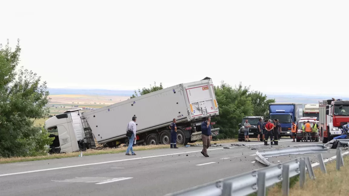 Инцидент на пътя! Камион излетя от Е-79 и се обърна в дере във Видинско