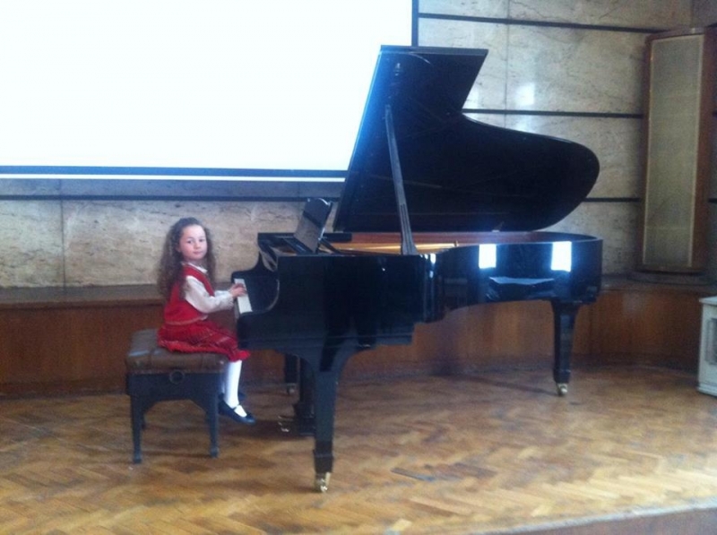 Осем възпитаници на г жа Олга Младенова от Детската школа по