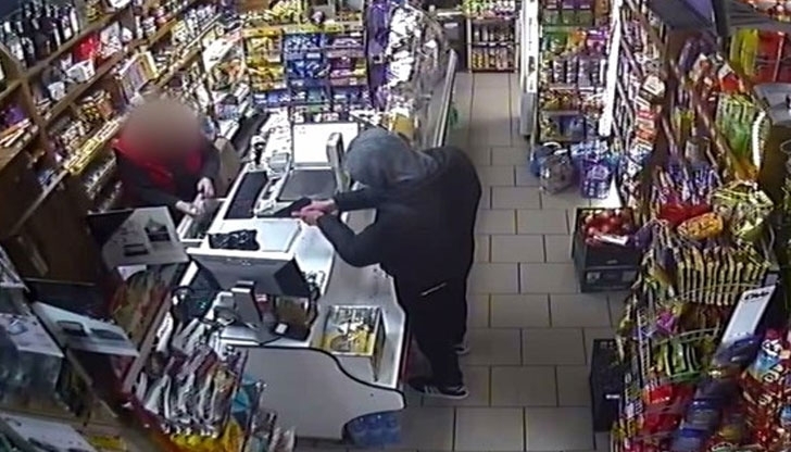 Столични полицаи издирват извършител на въоръжен грабеж съобщиха от полицията Сигналът в