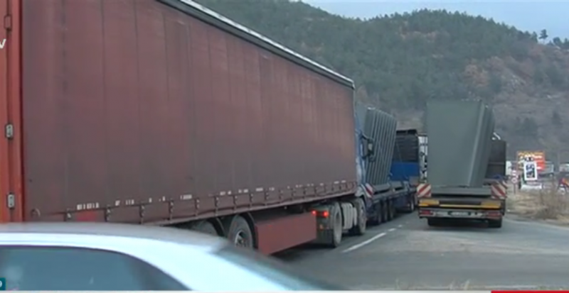 Сблъсък между ТИР и автомобил доведе до километрично задръстване на