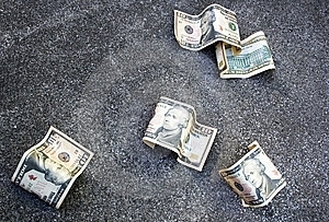 Американец разпръсна надницата си на банкноти по 1 и 2