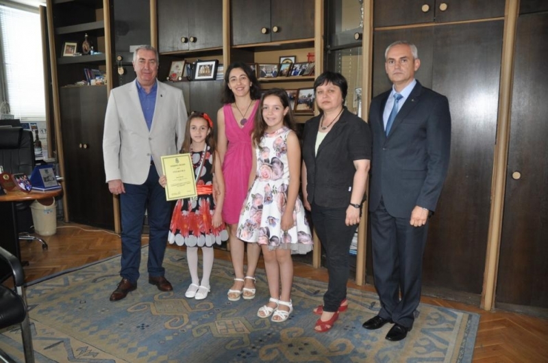 Кметът на Видин Огнян Ценков се срещна със семейство Александър и Даниела