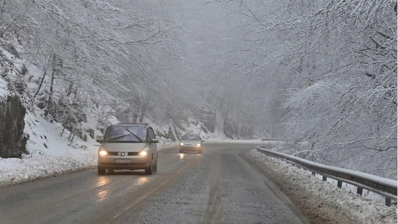 Сняг през април валя на много места в България Снежна