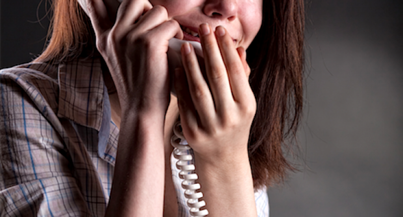 26 годишна жена съобщила през сълзи на спешния телефон че мъж