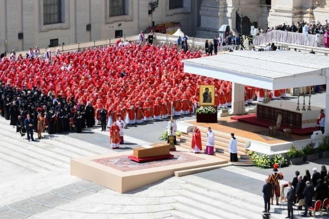 В Рим в папската базилика Санта Мария Маджоре беше погребан