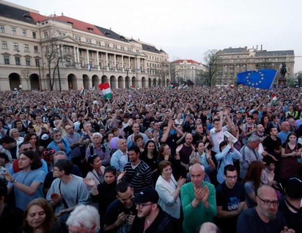 Десетки хиляди унгарци участваха в протеста срещу правителствения контрол над
