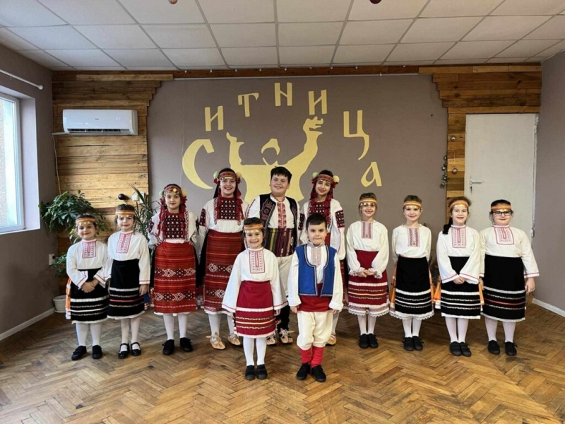 Децата от ФА “Ситница взеха участие във Фестивал на народната