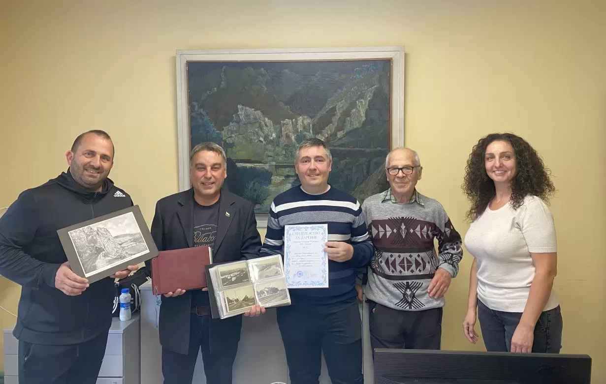 Градското читалище в Мездра получи ново ценно дарение от колекционера Любомир Иванов /снимки/