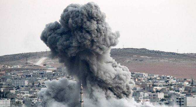 Либийската столица Триполи бе разтърсена от среднощни въздушни удари предадоха