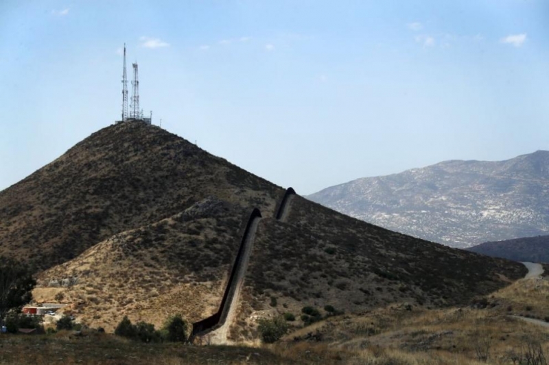 Приключила е работата по прототипи на стената която президентът на