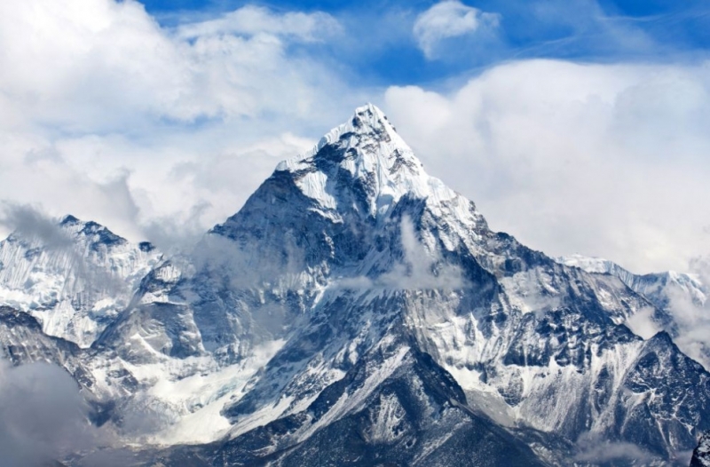 Общо петима души загинаха под Еверест 8848 86 м в рамките