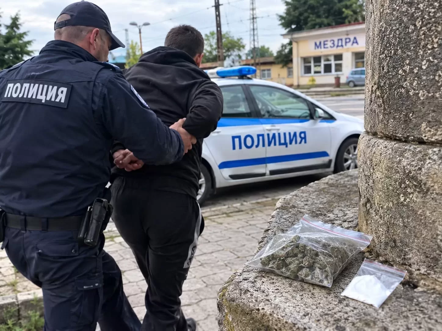 В крачка! Полицай хвана дилър с дебело досие в Мездра, доставял трева и бяло