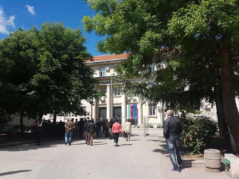 Бивши работници на Химко излязоха на протест днес пред сградата