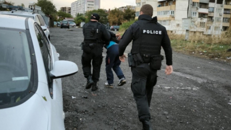 Задържани са трима души за купуване на гласове при специализирана