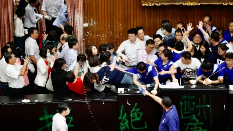 В тайванския парламент днес се стигна до сбиване след като