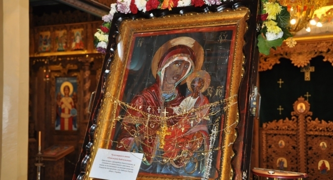 Десетки миряни посрещнаха чудотворната икона на Божията майка Пътеводителка Байталска във