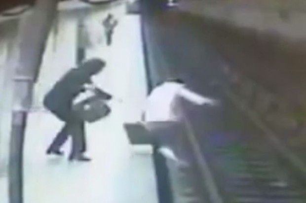 Полиция разследва ужасяващо убийство в метрото. 36-годишна жена ритнала на