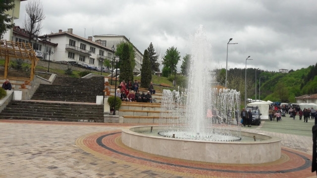 Паркиран бус потегли сам и се заби в метална сцена