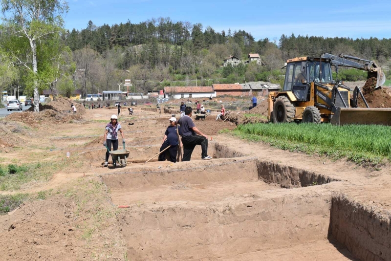 Подновиха спасителните разкопки по новото трасе на пътя Мездра –