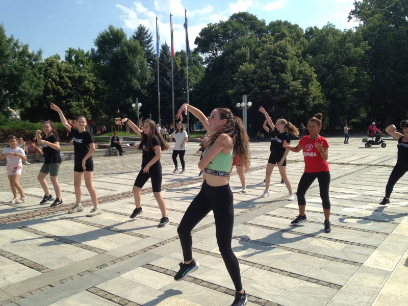 Флашмоб на открито зарадва любителите на танците и музиката в
