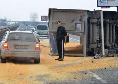 Тежкотоварен камион се е обърнал на автомагистрала Хемус край Нови