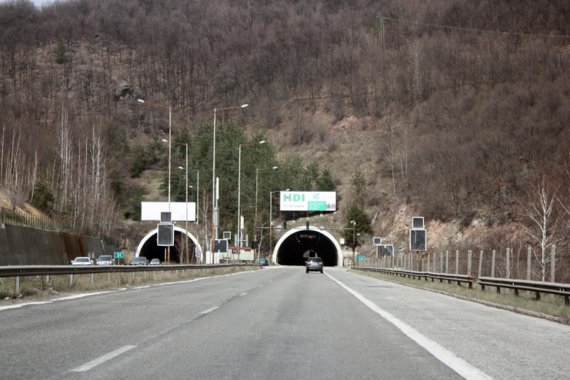 Днес от 9 30 ч до 15 30 ч движението в тунел