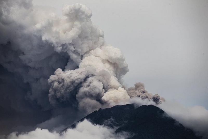 Вулканът Агунг на индонезийския остров Бали изхвърли пепел на 2000 метра в атмосферата съобщи националната