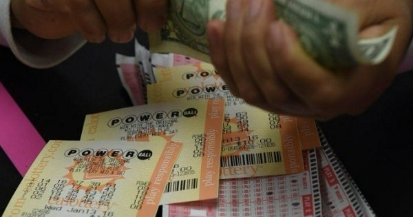 Билет от популярната американска лотария „Пауърбол“, носещ на притежателя почти