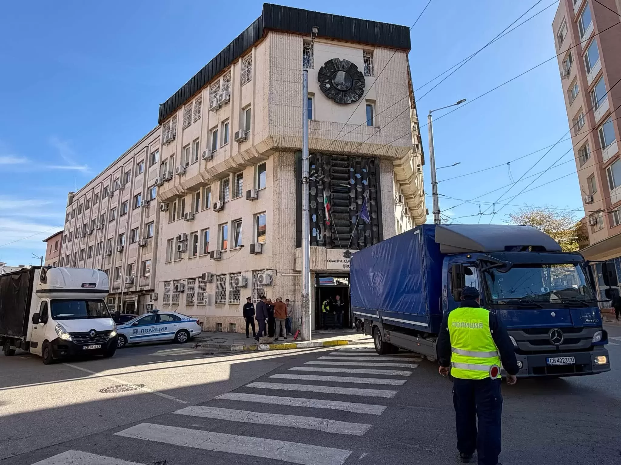 Под засилена полицейска охрана: 161 700 бюлетини пристигнаха във Враца за вота на 25 октомври /снимки/