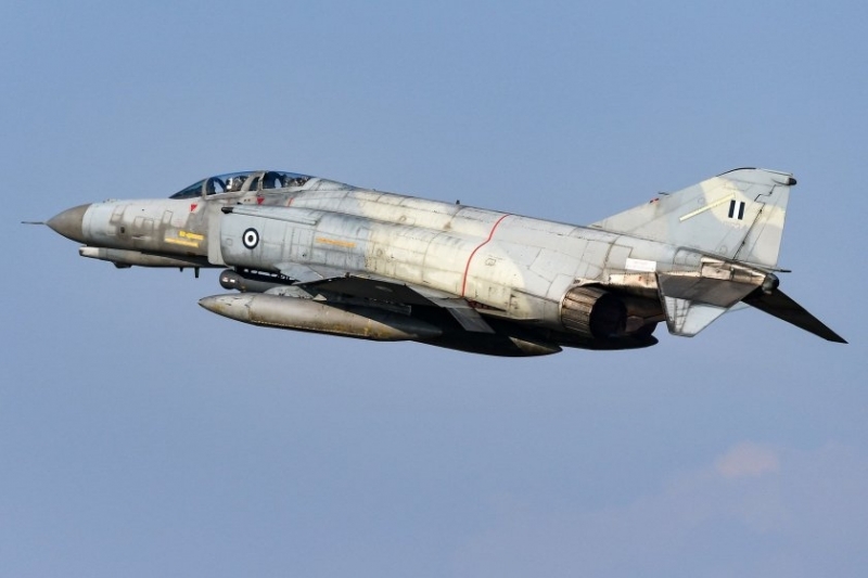 Двуместен изтребител F-4 на гръцките военновъздушни сили се е разбил