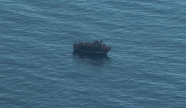 Плавателен съд с около 400 мигранти на борда е без