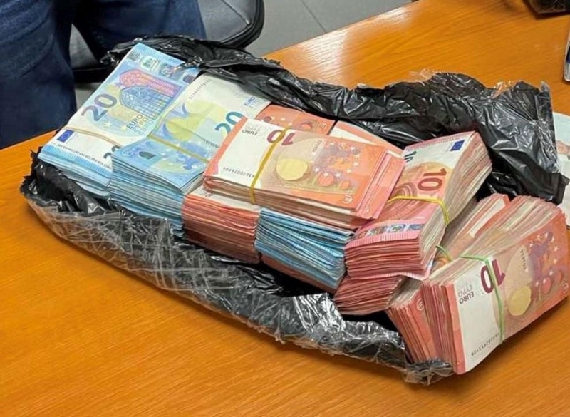 Близо 10 000 евро са открити в стаята където бе