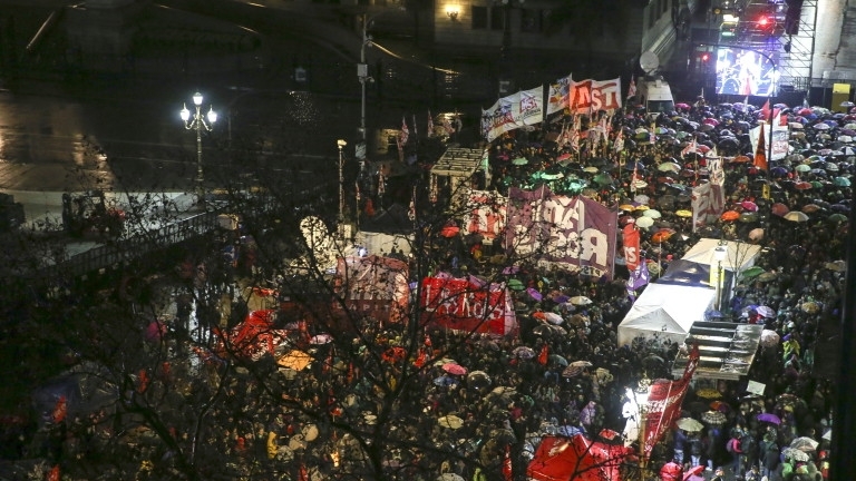 Сенатът на Аржентина отхвърли законопроект за легализиране на абортите през първите 14