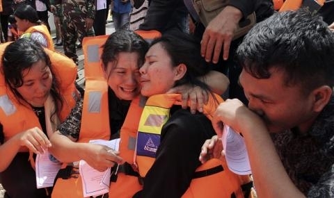 Корабче с близо 140 души на борда се преобърна край