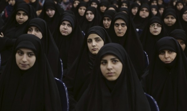 Иранка протестирала срещу забраната за жени да излизат навън без