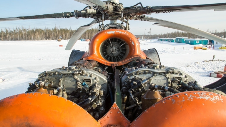 Хеликоптер Ми-8 с 21 пътници и трима членове на екипажа